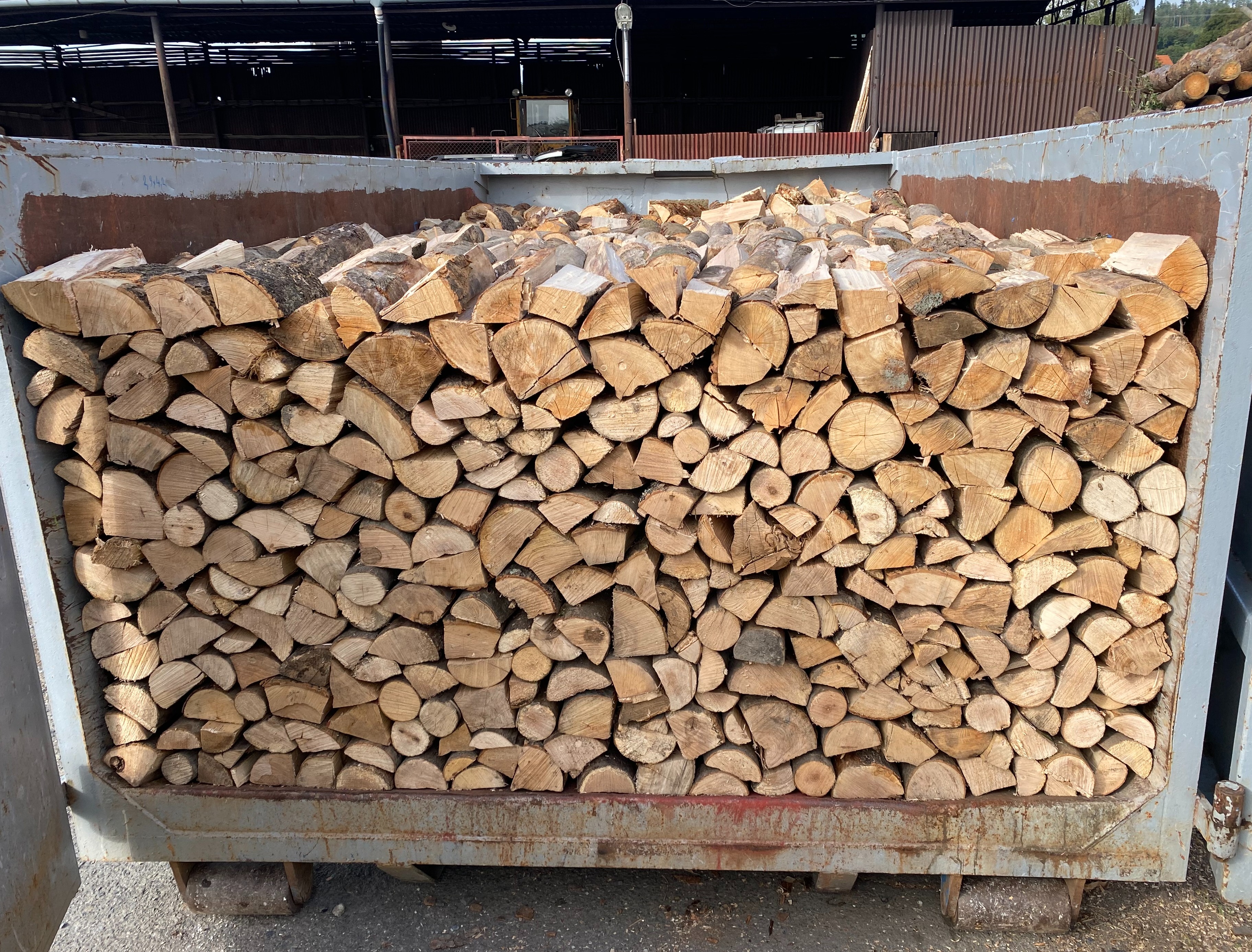 Tvrdé palivové dřevo - polena ( rovnané)